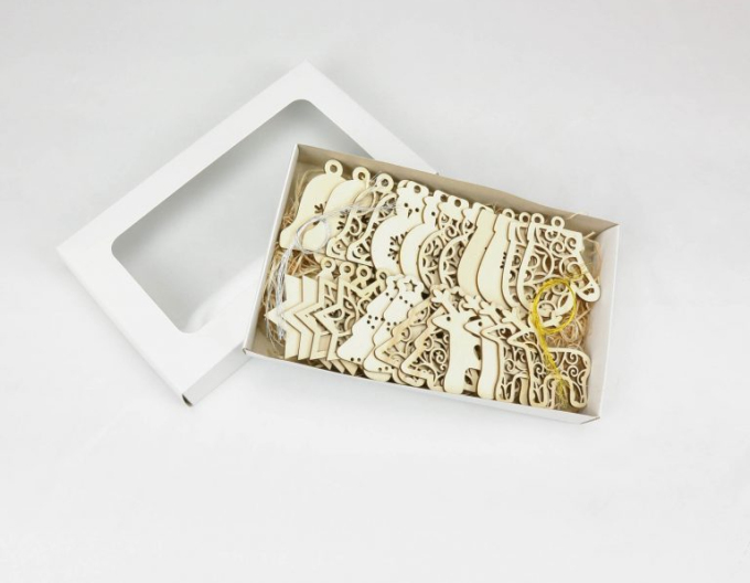 Set tradițional - cutie cu decorațiuni de Crăciun