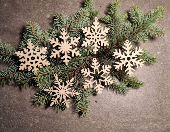 Set cu fulgi de zăpadă - cutie cu decorațiuni de Crăciun