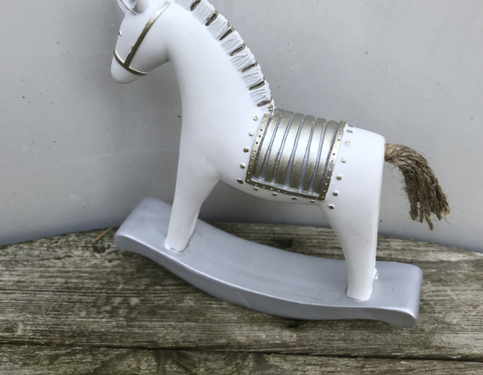 Cal balansoar decorativ cu șa de aur