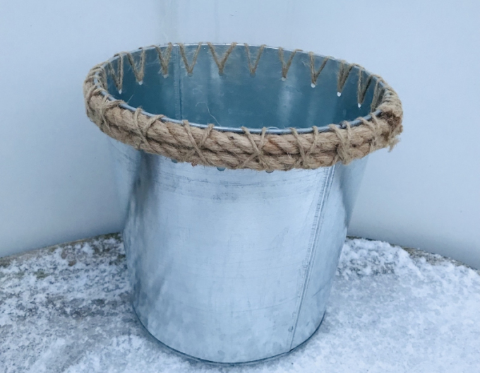 Ghiveci ornamental de tablă