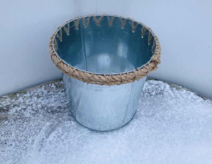 Ghiveci ornamental de tablă