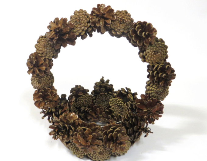 Coș din conuri naturale